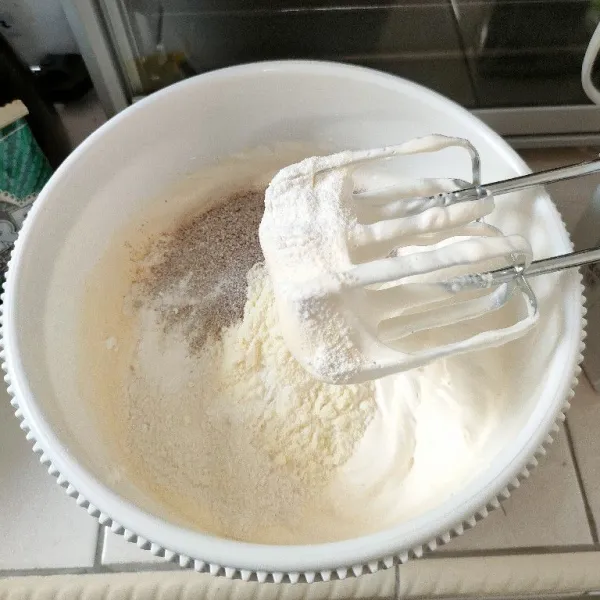 Masukkan tepung terigu, tepung maizena, susu bubuk,  baking powder, dan kopi, mixer dengan kecepatan rendah hingga tercampur.