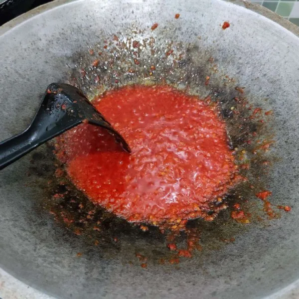 Masak hingga cabe berubah warna dan bau langu hilang, cicipi rasanya kemudian matikan api.