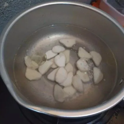Rebus air hingga mendidih, beri minyak lalu masukkan pentol gepeng, rebus hingga mengapung.