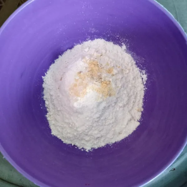 Campur tepung terigu, garam, dan kaldu bubuk, lalu aduk rata.