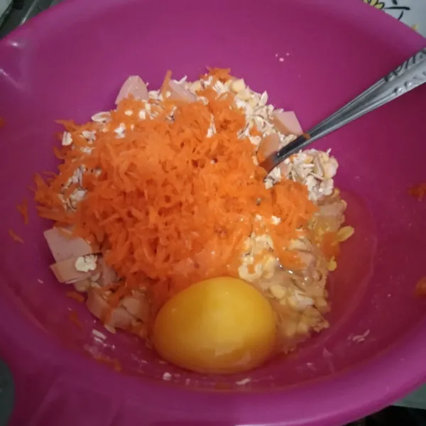 Tambahkan parutan wortel dan telur, lalu aduk rata.
