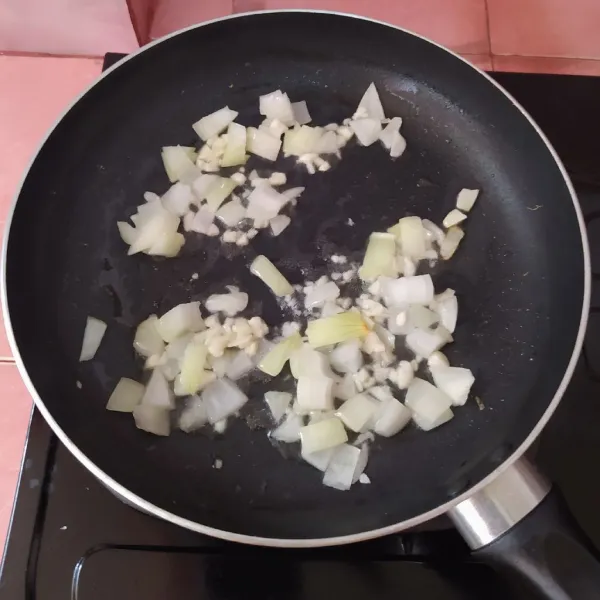 Tumis bawang bombay dan bawang putih cincang.