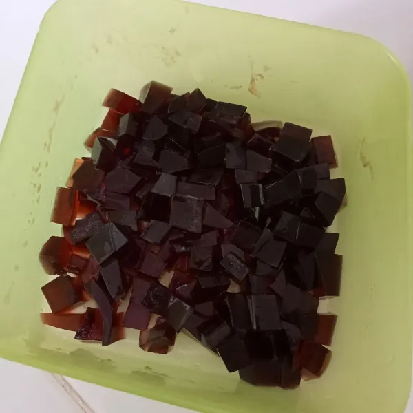 Masak jelly sesuai panduan dalam kemasan lalu cetak didalam wadah tunggu hingga mengeras lalu potong dadu