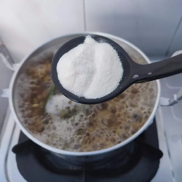 Setelah rasa pas, masukkan krimer bubuk.
Aduk rata dan matikan kompor.
Sajikan.