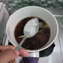 Lalu tambahkan gula batu. 
Masak hingga gula larut, matikan api.