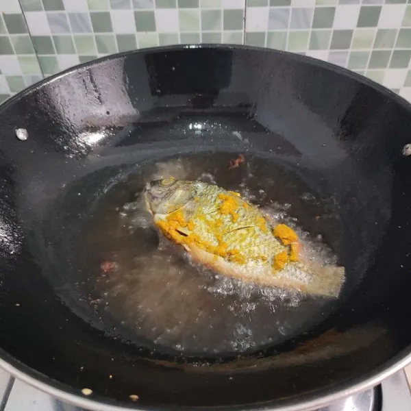 Goreng ikan dalam minyak panas dengan api sedang.