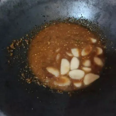 Haluskan bahan bumbu kacang. Kemudian tumis dengan ditambah daun jeruk hingga harum. Lalu masukkan air dan bahan bumbu lainnya, tes rasanya. Masukkan pentol gepeng yang sudah direbus. Masak hingga air menyusut.