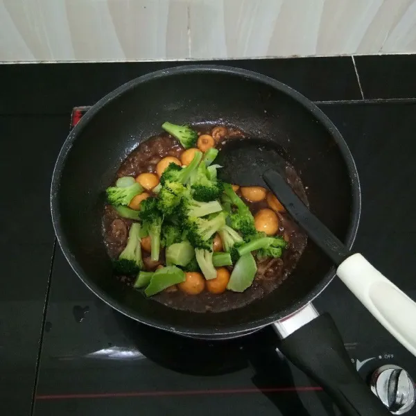 Masukkan brokoli dan aduk rata kembali.