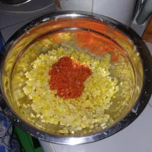 Campurkan bumbu halus dan jagung.