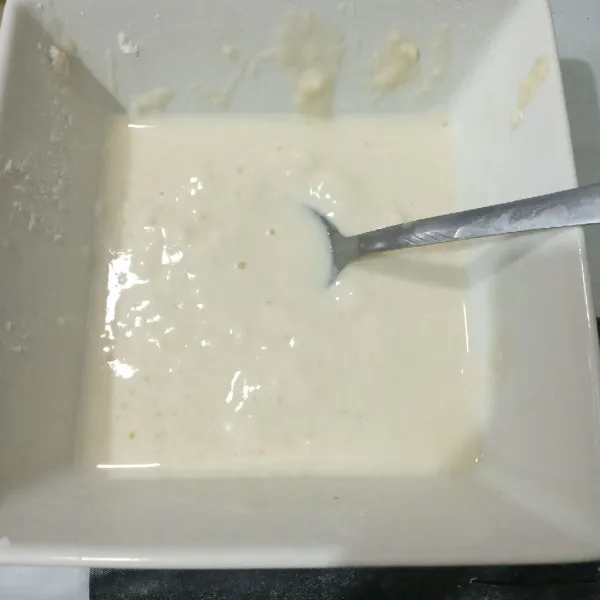 Tuang air sedikit demi sedikit, lalu aduk rata hingga tidak bergerindil.