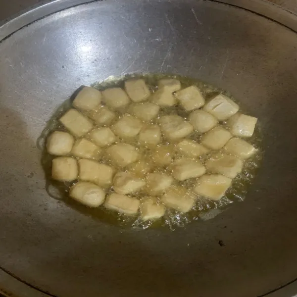 Goreng tahu sampai matang.