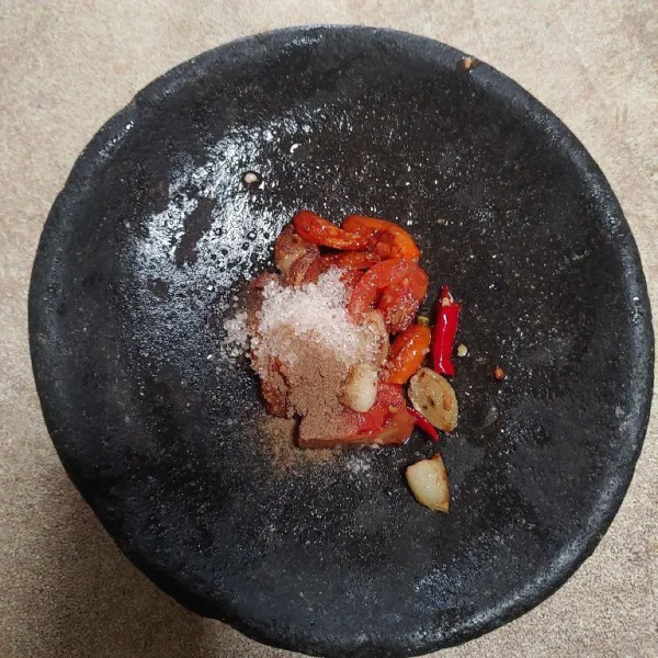 Setelah bahan sambal di goreng, lalu beri bumbu garam, gula, penyedap, dan terasi bubuk yang sudah matang. Ulek hingga sambal halus.