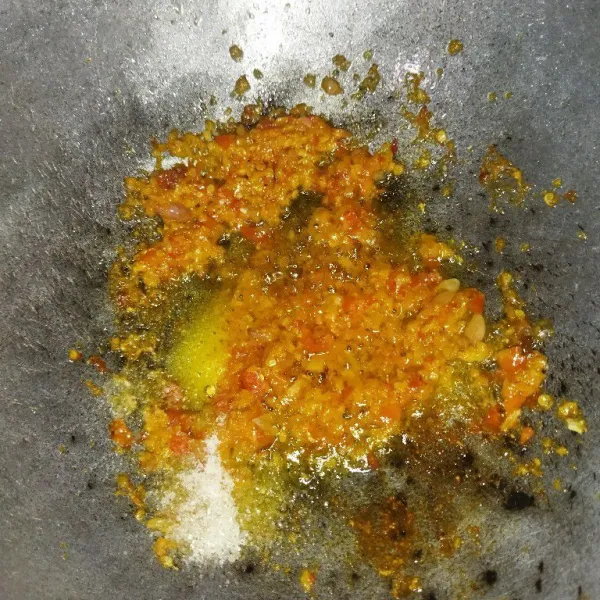 Panaskan minyak goreng, lalu tumis bumbu yang sudah dihaluskan hingga harum, tambahkan garam, kaldu bubuk dan gula pasir.