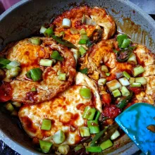 Masukkan telur dan daun bawang, aduk rata. 
Masak sebentar hingga airnya agak surut dan bumbu meresap.