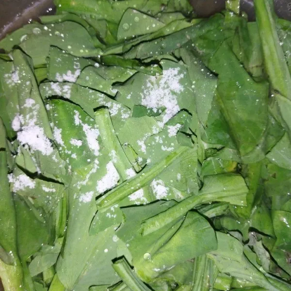 Siapkan genjer yang sudah dipotong-potong, lalu beri 1 sdt garam, tambahkan air, aduk rata, lalu bilas dengan air mengalir, lalu tiriskan.