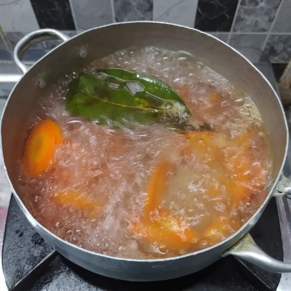 Masukkan wortel, masak sampe ½ matang.