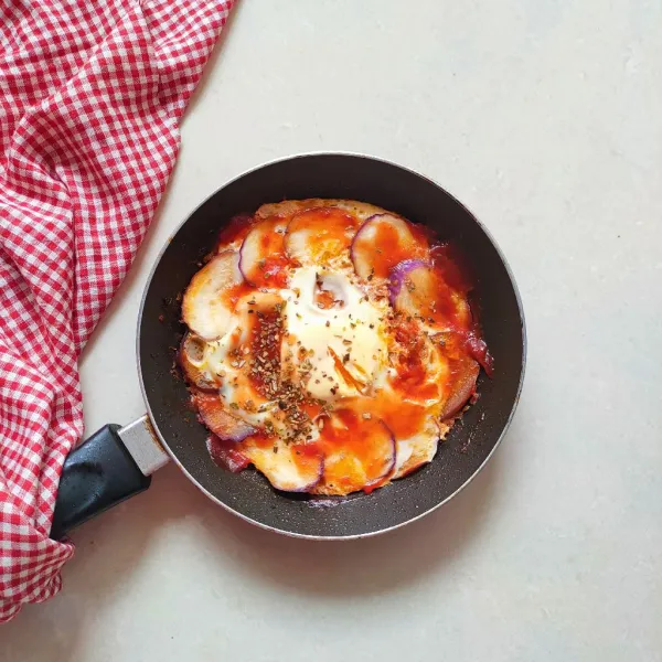 Masak hingga telur matang atau setengah matang. Taburi dengan italian mix herbs, sajikan.