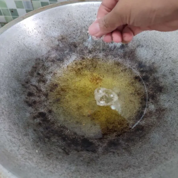 Panaskan minyak goreng, taburi minyak dengan sedikit tepung agar ketika menggoreng ikan tidak meletus-letus.