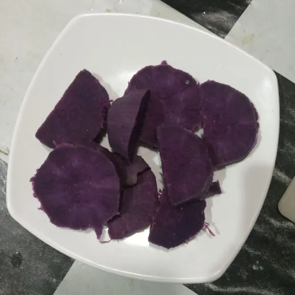 Potong-potong ubi ungu kukus.