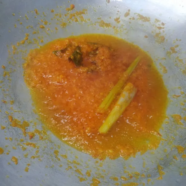 Panaskan minyak goreng secukupnya, tumis bumbu halus, serai dan daun salam sampai harum dan benar-benar matang.