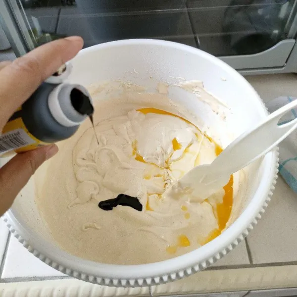 Masukkan margarin cair dan pasta moca. Aduk lipat dengan menggunakan spatula hingga tercampur rata dan tidak ada yang mengendap dibawah.