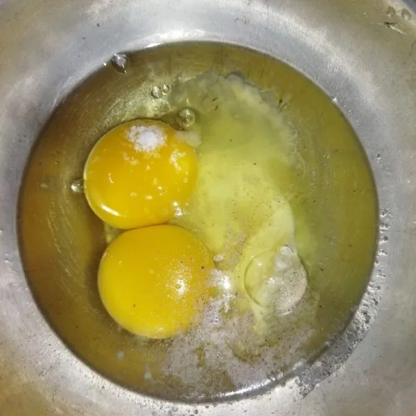 Siapkan telur, beri susu cair, garam dan lada bubuk, lalu kocok hingga berbusa.