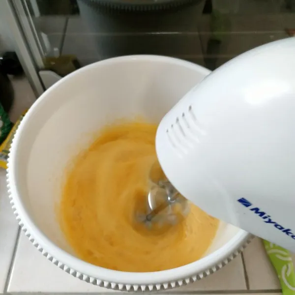 Mixer telur, gula, sp hingga mengembang putih dan berjejak.