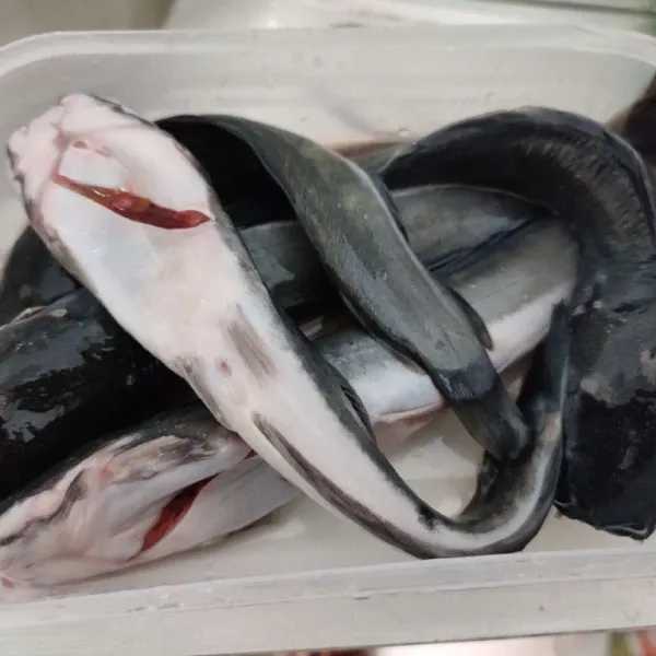 Cuci bersih ikan lele, kemudian lumuri dengan 1 sdm garam dan air perasan jeruk nipis, sambil diremas-remas, diamkan selama 15 menit hingga keluar lendirnya, kemudian bilas kembali hingga bersih. 
Tiriskan airnya.