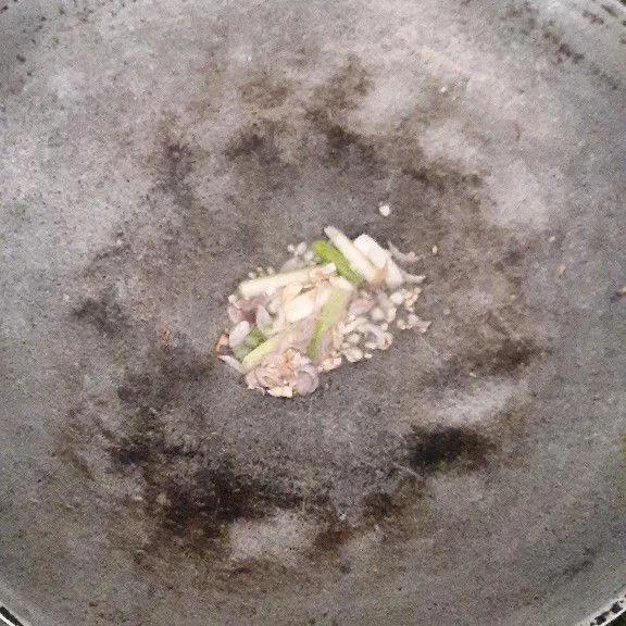 Tumis bumbu sampai harum, kemudian tambahkan air sedikit.