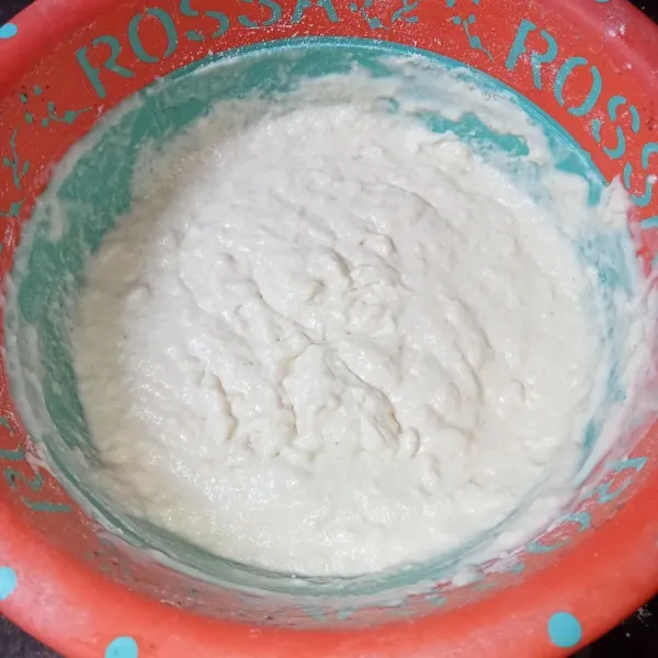 Campur tepung terigu, gula pasir dan garam, tuang air sedikit demi sedikit sambil diaduk hingga jadi adonan yang kental.