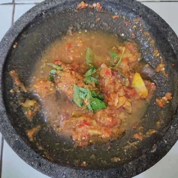 Ulek semua bahan sambal seruit, lalu beri air dan perasan jeruk lemon cui. Kemudian beri daun kemangi dan tekan-tekan tapi jangan di ulek.