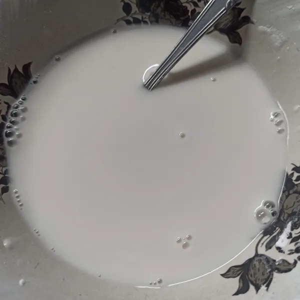 Campur tepung tapioka dan air, aduk hingga tercampur rata lalu sisihkan terlebih dahulu.