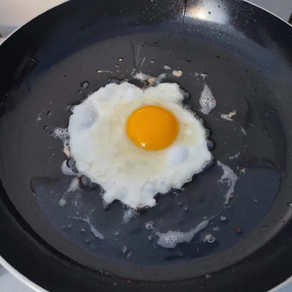 Ceplok telur ayam bergantian, kemudian sisihkan.