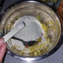 Tambahkan garam, kaldu dan merica.