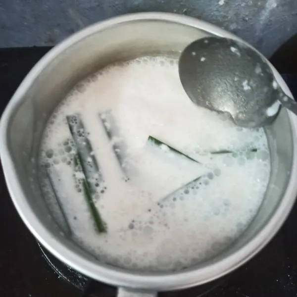 Masak santan bersama gula dan garam juga daun pandan hingga gula larut. Biarkan dingin.