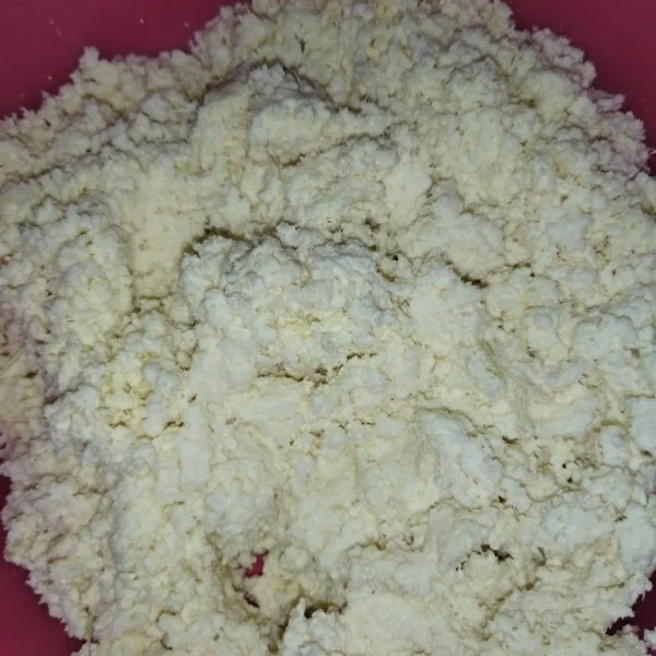 Siapkan singkong yang sudah di parut, beri margarin dan garam, lalu aduk rata.