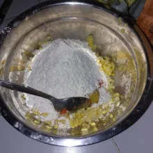 Tambahkan tepung terigu.