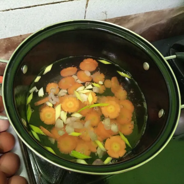 Masukkan irisan wortel terlebih dahulu, kemudian masak sampai setengah matang.