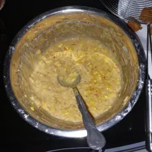 Aduk rata dan jika terlalu padat, tambahkan sedikit air (opsional).