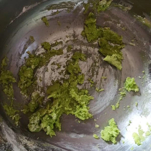 Masukkan tepung maizena perlahan, aduk dan uleni adonan. Bagi 2 bagian, sedikit diberi pasta cokelat untuk buat mata ulat.