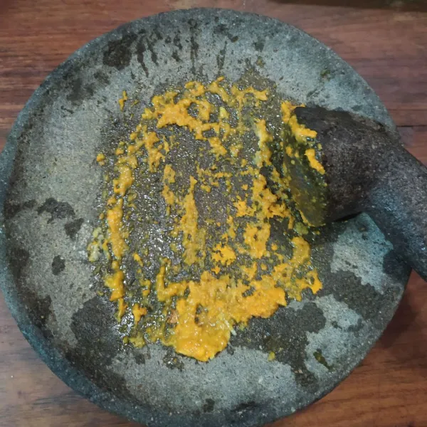 Ulek bawang putih, kunyit, garam, ketumbar dan kaldu bubuk.
Beri air secukupnya.