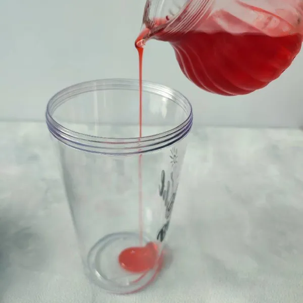 Tuang sirup frambozen ke dalam gelas saji.