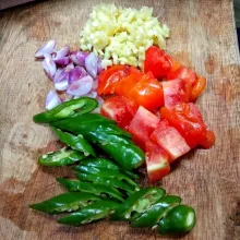 Geprek bawang putih lalu cincang halus, iris bawang merah, potong-potong tomat dan iris serong cabe hiaju.