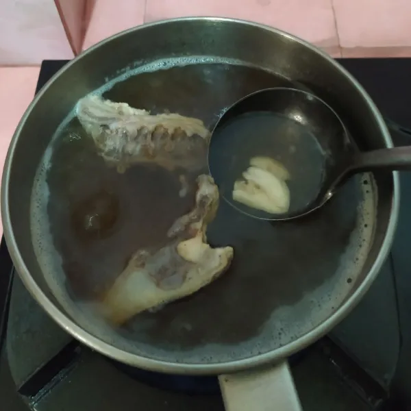 Kuah Mie Yamin:
Rebus tulang ayam hingga mengeluarkan kaldu. Masukkan bawang putih geprek yang sudah ditumis sebentar. Beri kecap manis dan garam.