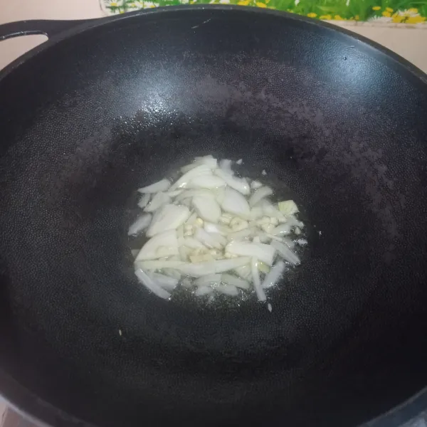 Tumis bawang Bombay dan bawang putih dengan 3 sdm minyak goreng sampai harum.