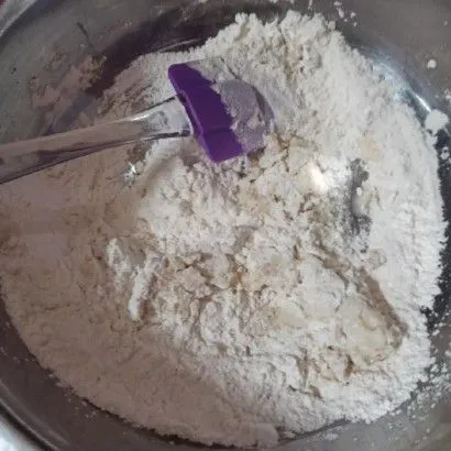 Campur tepung terigu, tepung tapioka, kaldu jamur, lada bubuk, bawang putih bubuk dan garam.