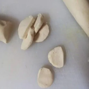 Ambil sebagian adonan bentuk silinder. Lalu potong agak panjang dan sedikit tipis, supaya bisa ditusuk dan jadi gepeng.