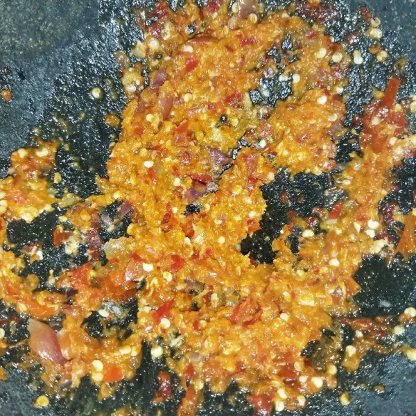 Haluskan cabe merah, cabe rawit, bawang merah, bawang putih dan kencur.