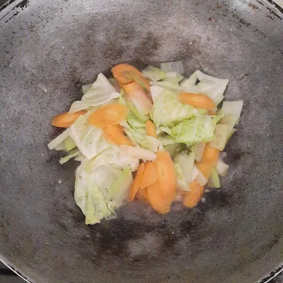 Masukkan kol, wortel, labu siam. Tambahkan garam, gula, merica. Aduk rata. Masak sampai matang.