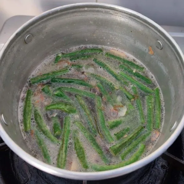 Pindahkan ke panci, masukkan kacang panjang dan 200 ml air. Rebus kacang panjang hingga empuk.